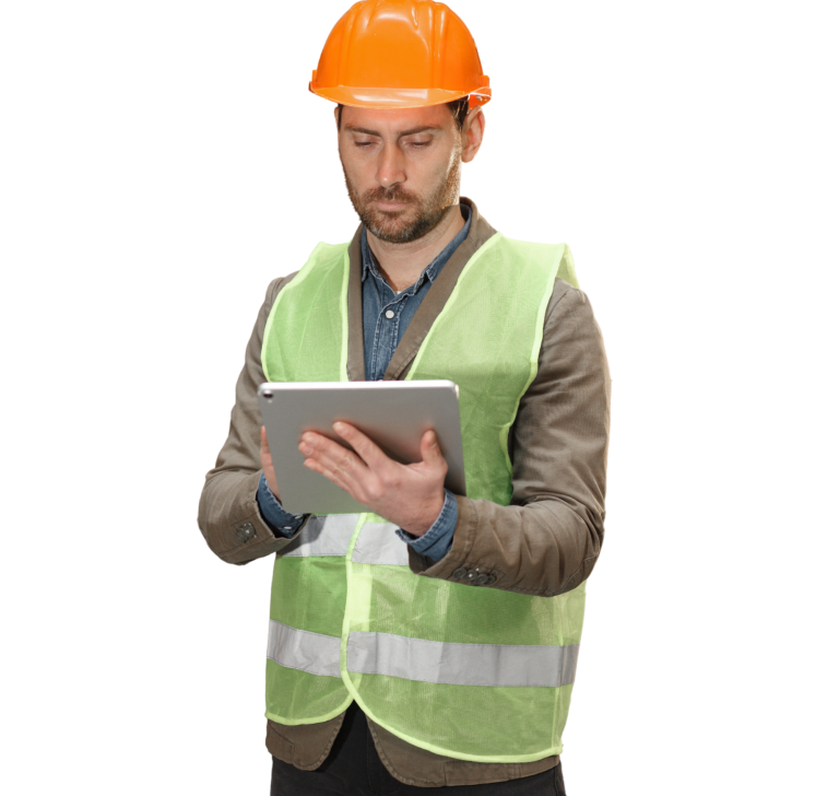 Ingeniero de seguridad industrial Hombre con casco naranja y chaleco reflectante, usando una tablet.