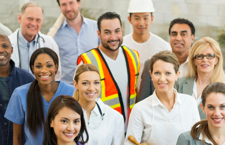 Grupo de profesionales Grupo diverso de profesionales de seguridad industrial en diferentes uniformes, sonriendo a la cámara.